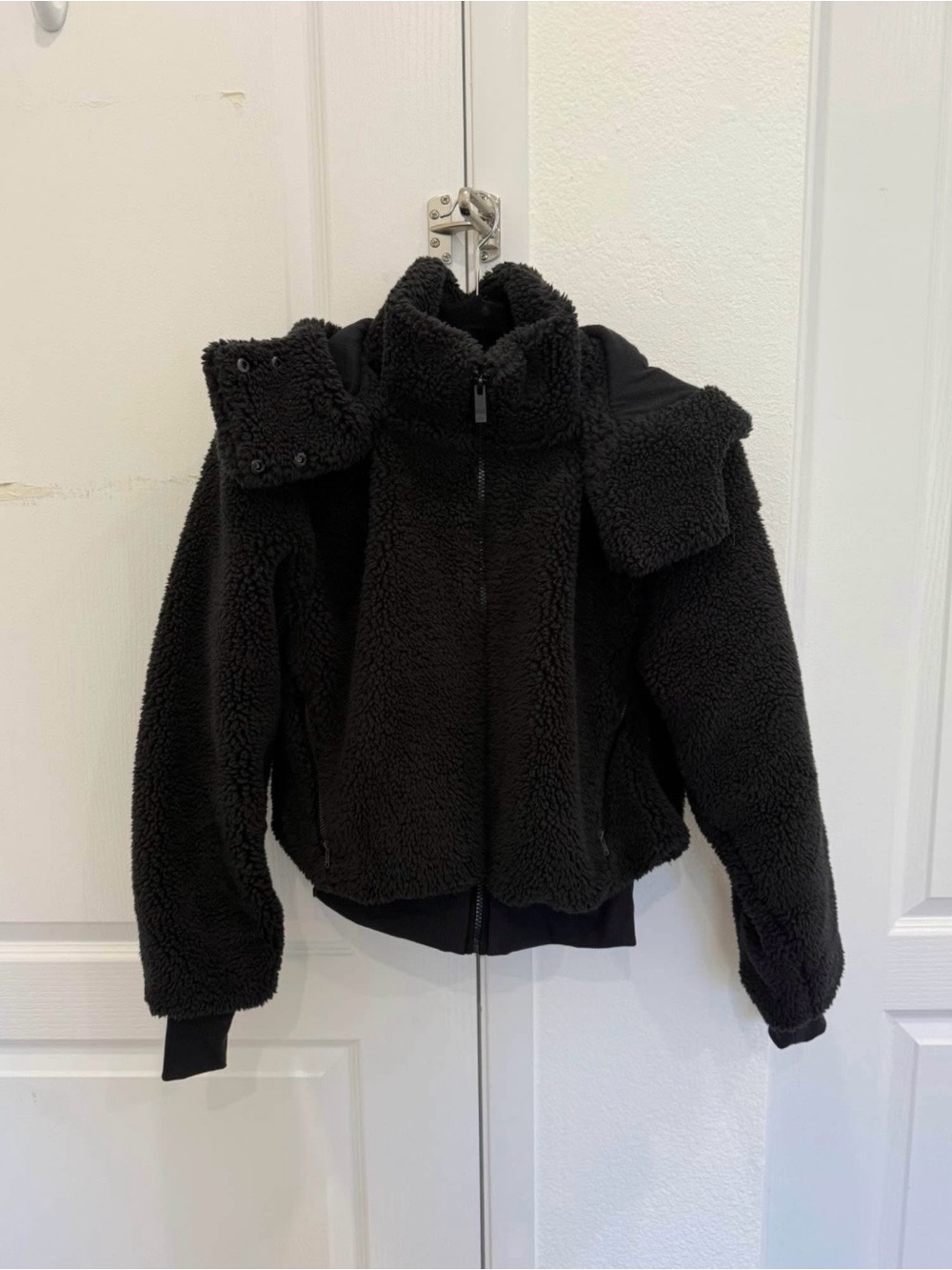 ALO Yoga Black Teddy Sherpa Jacket with Snap Shoulder Panels & removable hood XS